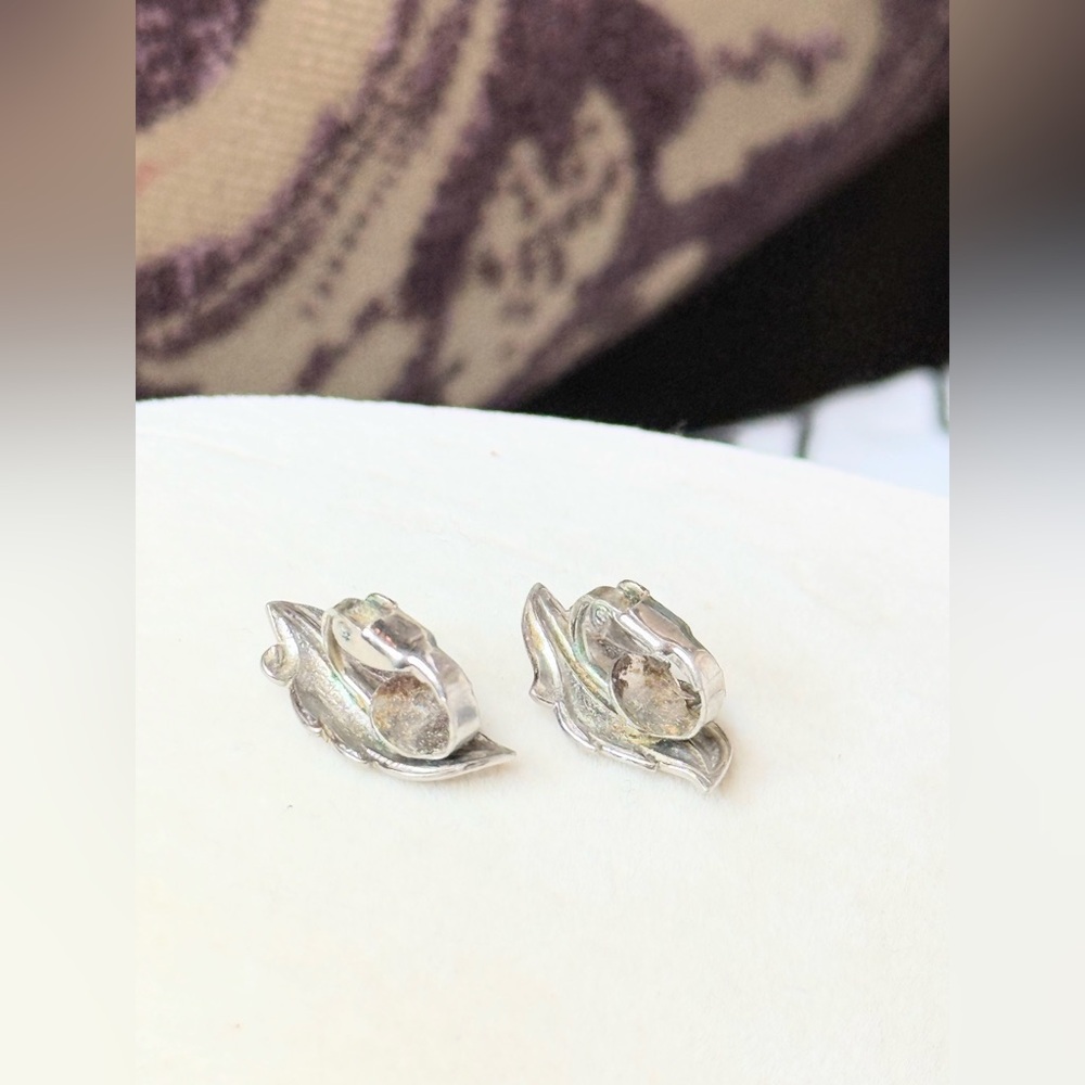 Vintage Silvertone Leaf Clip-On Earrings Sculptural Botanical Design - Picture 8 of 8